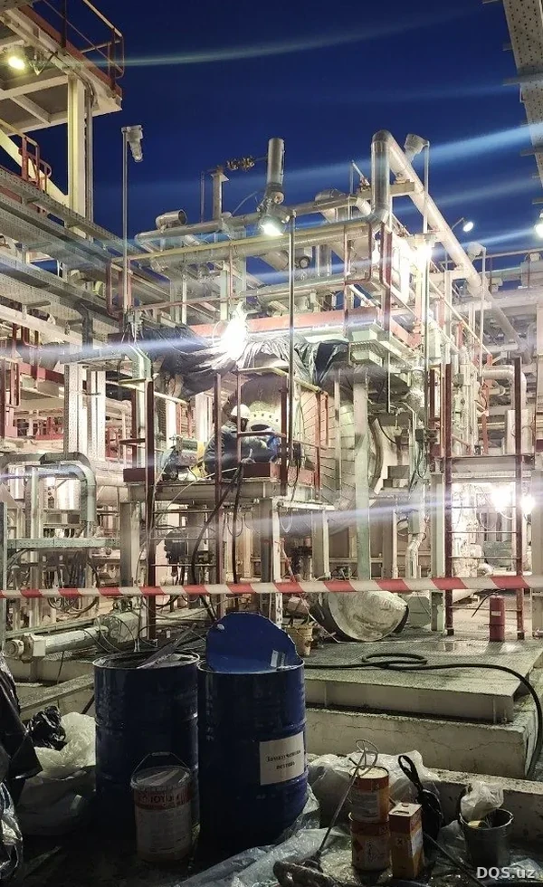 Материалы и оборудование на площадке ночью